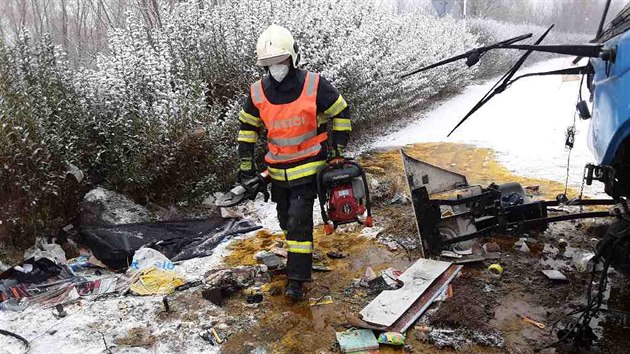 Následky jedné z nehod, u kterých museli hasiči v Olomouckém kraji zasahovat při čtvrtečním sněžení.