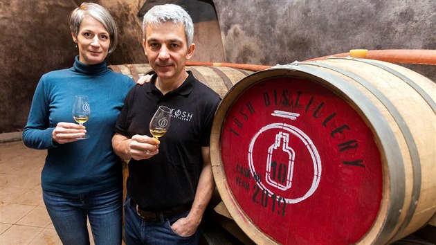 Jiří Omelka a Barbara Omelková z podniku TOSH Distillery v Těšeticích na Olomoucku, kde obnovili výrobu whisky King Barley.
