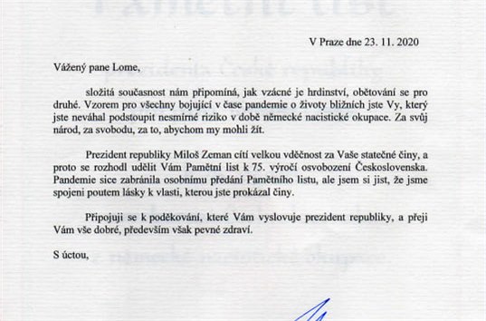 Vlen vetern Tom Lom obdrel od Miloe Zemana Pamtn list k 75. vro osvobozen eskoslovenska. Kancel prezidenta republiky ho zaslala potou. (8. prosince 2020)