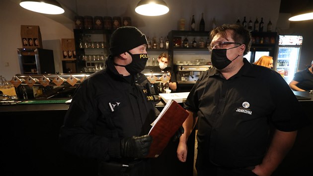 V pivovaru Malý Janek ze středočeských Jinců už legitimuje hosty policie. V podniku zůstali i po osmé hodině večerní, kdy mají podle nového nařízení vlády všechny restaurace zavírat. (9. prosince 2020)