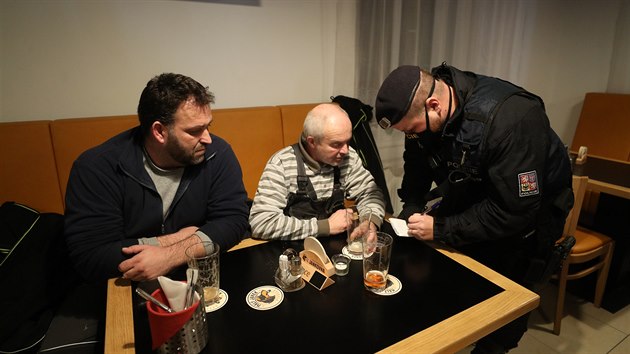 V pivovaru Mal Janek ze stedoeskch Jinc u legitimuje hosty policie. Jednotlivcm za poruen novho vldnho nazen hroz pokuta ve vi 20 tisc korun. (9. prosince 2020)