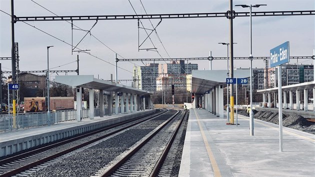 Ve stanici Praha-Eden probhaj posledn prce ped zahjenm provozu. (9. prosince 2020)