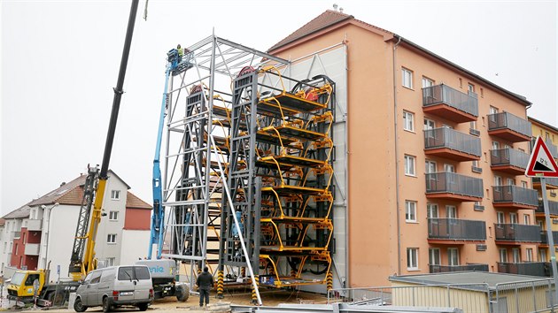 Dvě parkovací věže rostou v Řečkovicích u štítu jednoho z domů. Pojmou dohromady až 32 aut.