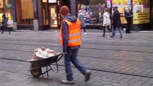 Rušnou Masarykovou ulicí denně projížděli archeologové s kolečky.