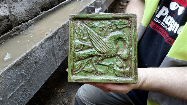 Kachel s motivem pelikána byl podle archeoložky Lenky Sedláčkové součástí honosných kamen zámožné rodiny.
