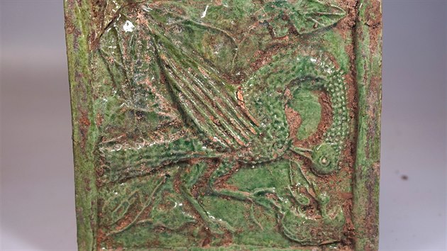 Kachel s motivem pelikána byl podle archeoložky Lenky Sedláčkové součástí honosných kamen zámožné rodiny.