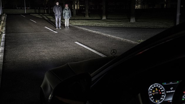 Jednou z funkc� je lokalizace chodc� a upozorn�n� �idi�e troj�m probliknut�m...