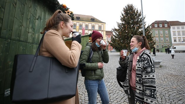 Na trzích, které v Brně startují 3. prosince, je zákaz prodeje nápojů i jídla, pro horký svařák nebo punč si ale návštěvníci zajdou do okének restaurací nebo na jejich zahrádky. (30. listopadu 2020)