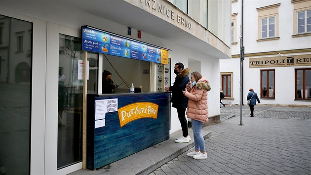 Na trzích, které v Brně startují 3. prosince, je zákaz prodeje nápojů i jídla, pro horký svařák nebo punč si ale návštěvníci zajdou do okének restaurací nebo na jejich zahrádky. (30. listopadu 2020)