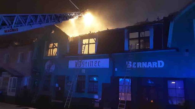 Noční požár restaurace v Novém Veselí na Žďársku.