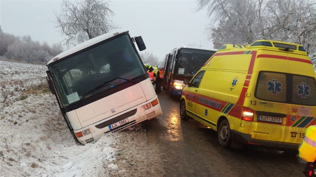 U Puklic na Jihlavsku havaroval autobus převážející děti. Nejspíš se s ním utrhla krajnice, když se vyhýbal protijedoucímu autu.