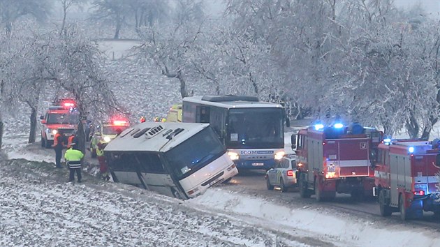 U Puklic na Jihlavsku havaroval autobus převážející děti. Nejspíš se s ním utrhla krajnice, když se vyhýbal protijedoucímu autu.