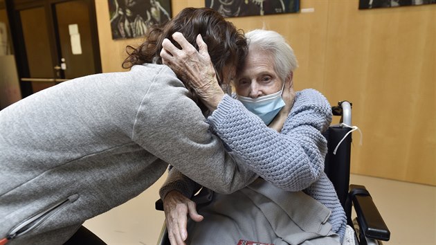 Po tm dvou mscch se mohli senioi z Alzheimer domova Zti v praskch Kunraticch opt shledat se svmi blzkmi. Nvtvy v domovech senior a dalch lkovch zazench socilnch slueb jsou ale podmnn negativnm testem na covid-19, nebo mus lid doloit, e v poslednch 90 dnech nkazu prodlali. (5. prosince 2020)