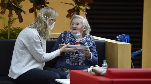 Po tm dvou mscch se mohli senioi z Alzheimer domova Zti v praskch Kunraticch opt shledat se svmi blzkmi. Nvtvy v domovech senior a dalch lkovch zazench socilnch slueb jsou ale podmnn negativnm testem na covid-19, nebo mus lid doloit, e v poslednch 90 dnech nkazu prodlali. (5. prosince 2020)