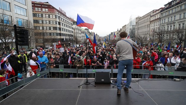 Na Václavském náměstí v Praze se sešlo několik stovek lidí, aby zde protestovali proti vládním protiepidemickým opatřením. (6. prosince 2020)