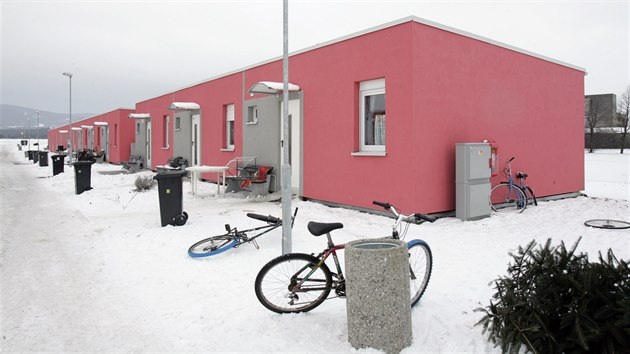 Do Bo�enovsk� ulice v Hole�ov� nechalo m�sto v roce 2010 p�est�hovat soci�ln� slab�� ob�any, kte�� neplatili n�jemn�. Radnice tu pro n� vystav�la bydlen� z kontejnerov�ch modul�.