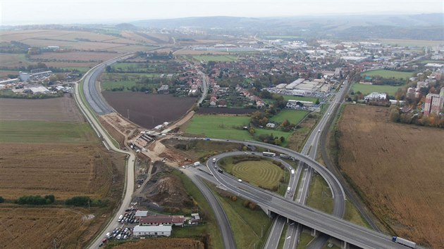 Výstavba obchvatu Otrokovic, který bude součástí dálnice D55. Snímek je z listopadu 2020.