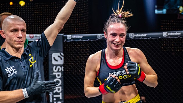 MMA zápasnice Lucie Pudilová slaví vítězství v Oktagonu.