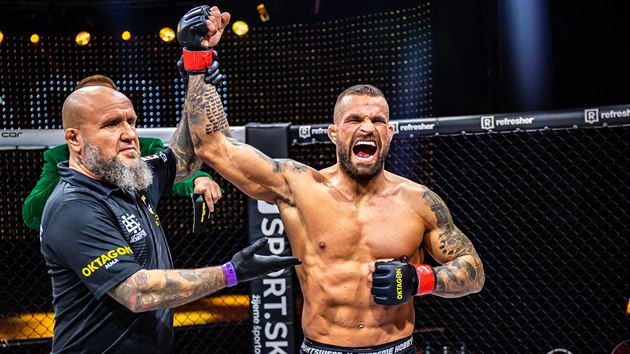 MMA z�pasn�k Karlos V�mola zv�t�zil nad V�clavem MIikul�kem po 2 minut�ch.