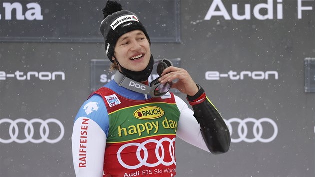vcarsk lya Marco Odermatt se raduje z triumfu v obm slalomu v Santa Caterin.