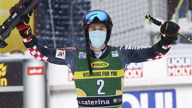 Chorvatsk lya Filip Zubi se raduje z druhho msta v obm slalomu v Santa Caterin.