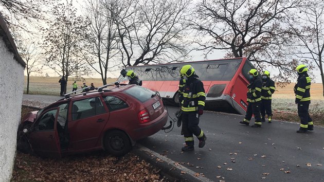Nehoda autobusu s autem u Koloděj u Prahy.