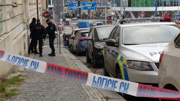 Dva muže zranil výstřel ze zbraně, kterou našli při uklízení bytu v Praze 5. (2.12.2020)