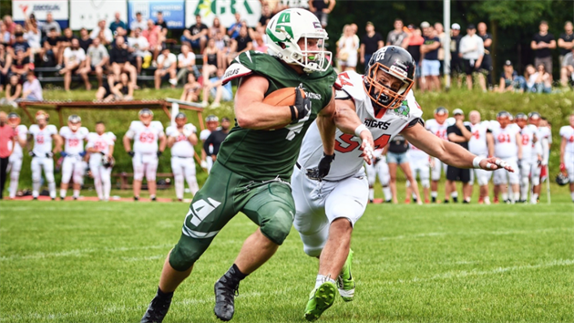 Momentka z duelu americkho fotbalu - Sgrs (bl) v derby proti Alligators Brno