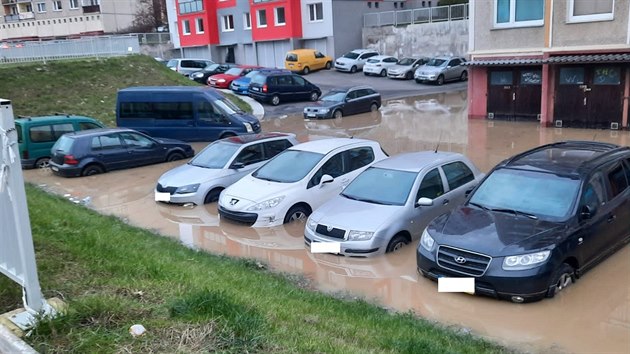 V Plzni na Košutce praskl hlavní vodovodní řad. Několik vozidel se ocitlo pod vodou.