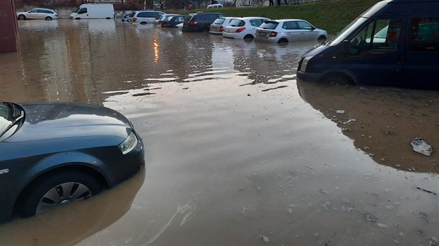 V Plzni na Koutce praskl hlavn vodovodn ad. Nkolik vozidel se ocitlo pod vodou.