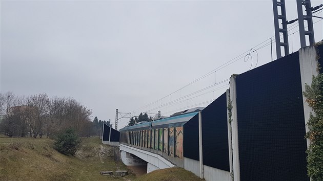 Jedenáctiletá dívka nepřežila srážku s vlakem. Tragédie se stala v pátek ráno v Plzni-Skvrňanech. (4. 12. 2020)