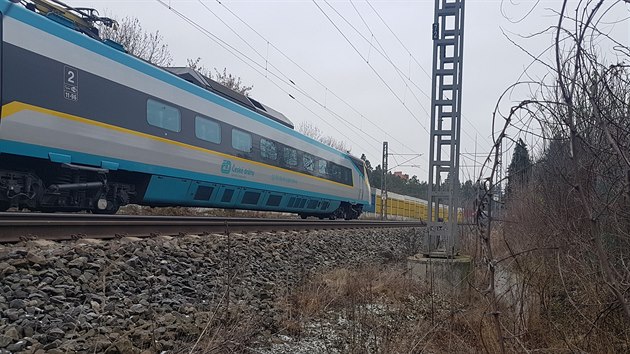 Jedenctilet dvka nepeila srku s vlakem. Tragdie se stala v ptek rno v Plzni-Skvranech. (4. 12. 2020)