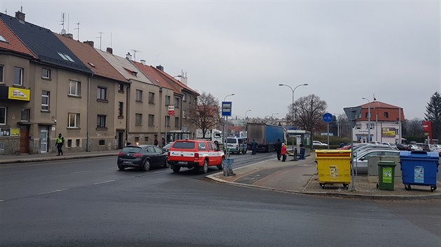 Nehoda v Plzni. Kamion srazil star enu, kter  pechzela silnici mimo pechod. (4 12. 2020)