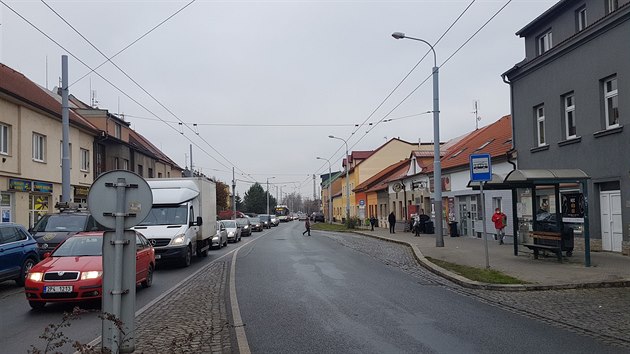 Nehoda v Plzni. Kamion srazil star enu, kter  pechzela silnici mimo pechod. V mst nehod se tvoila dlouh kolona. (4 12. 2020)