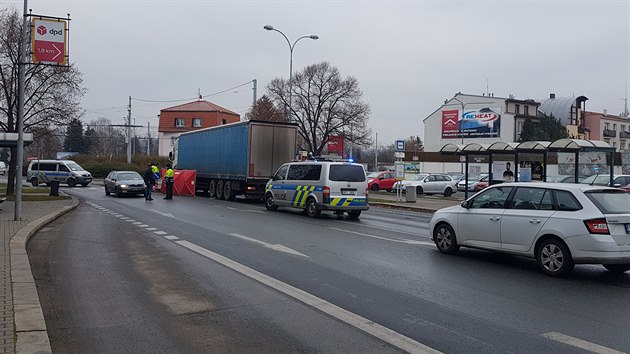 Nehoda v Plzni. Kamion srazil star enu, kter  pechzela silnici mimo pechod. (4. 12. 2020)
