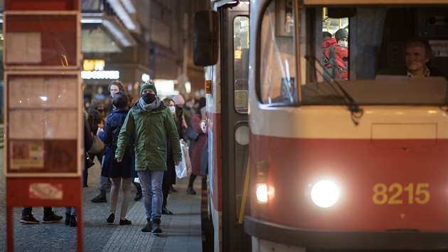 Lid vyuili uvolnn opaten. Non tramvaje v centru Prahy byly veer zaplnn (4. prosince 2020).