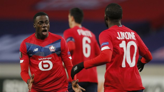 Timothy Weah v barvch Lille (vlevo) a Jonathan Ikone se raduj z glu, kter bhem zpasu se Spartou vstelil jejich spoluhr Burak Yilmaz.