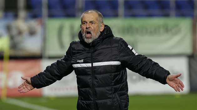 Jablonecký trenér Petr Rada vášnivě gestikuluje během zápasu ve Zlíně.