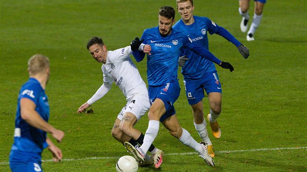 Libereck zlonk Jakub Hromada a Milan Petrela ze Slovcka bojuj o balon.