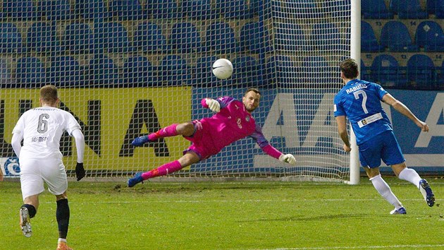 Libereck forvard Michael Rabuic promuje penaltu v utkn se Slovckem.