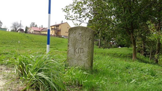 Jedin dochovan kilometrovnk s hodnotou km 3 u bval tramvajov zastvky...