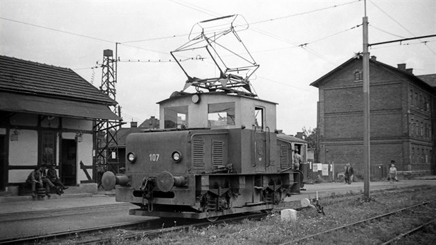 Elektrick nkladn lokomotiva typu 16E OSTRAVA u svinovskho ndra, v pozad vpravn budova Mstn drhy Svinov - Klimkovice, 24. 7. 1967
GPS: 49.8207075N, 18.2088361E