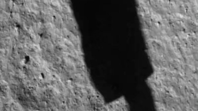 Na tomto snmku pozenm kamerou na palub kosmick lodi chang-e 5 se jej stn odr na povrchu msce bhem pistn v ter 1. prosince 2020.