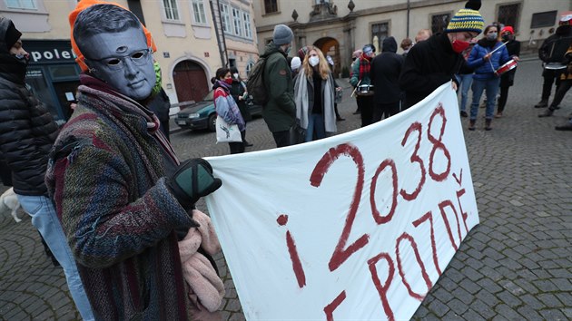 Demonstrace ekologickch aktivist na Malostranskm nmst v Praze v reakci na pten rozhodnut uheln komise proti konci tb uhl a v roce 2038. (4. prosince 2020)