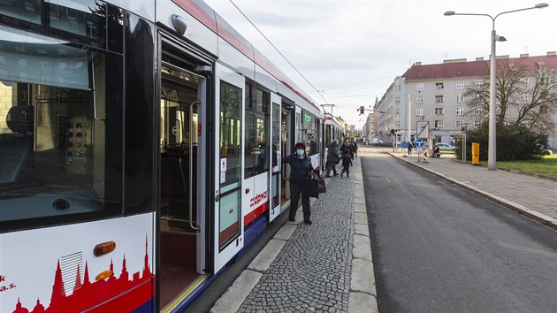 Tramvajová trasa přes centrum Olomouce je od soboty z větší části znovu průjezdná. Dopravní podnik města Olomouce mohl po rozsáhlé modernizaci znovu zahájit provoz tramvají. (5. 12. 2020)