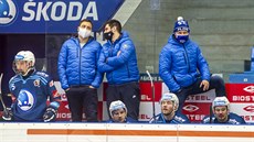 Asistent kouče plzeňských hokejistů Jiří Hanzlík (zcela vpravo) sleduje utkání.