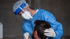 Argentinský zdravotník odebírá vzorek pro testy na koronavirus. (4. prosince...