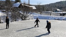 Dti si hraji ve vesnici Kilinsk v ruské Kemerovské oblasti. (4. listopadu 2019)