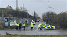 Záchranáři a policisté po výbuchu zasahují u skladiště v Bristolu na jihozápadě...