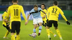Ciro Immobile z Lazia v obležení čtyř hráčů Dortmundu.
